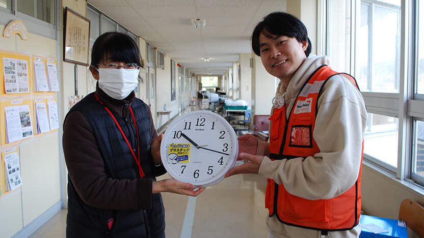 壁掛け時計を早速設置してくださいました(壁に埋め込まれていた時計は地震で壊れてしまった)