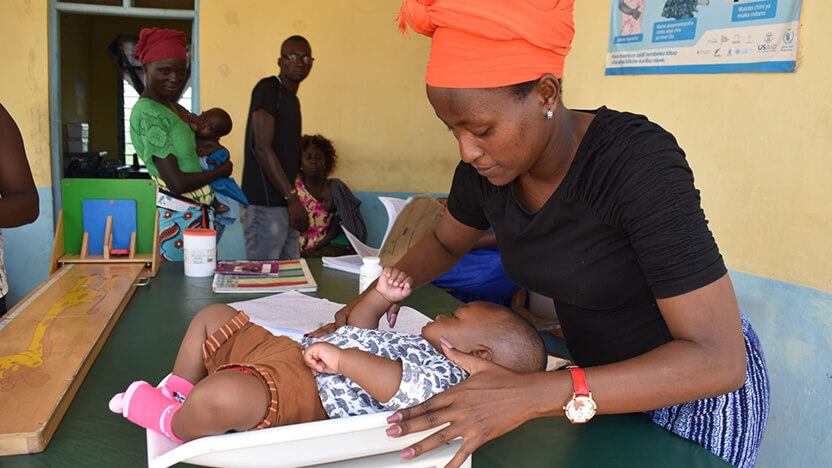 リマ・ラ・ペラ診療所で体重を量る赤ちゃん