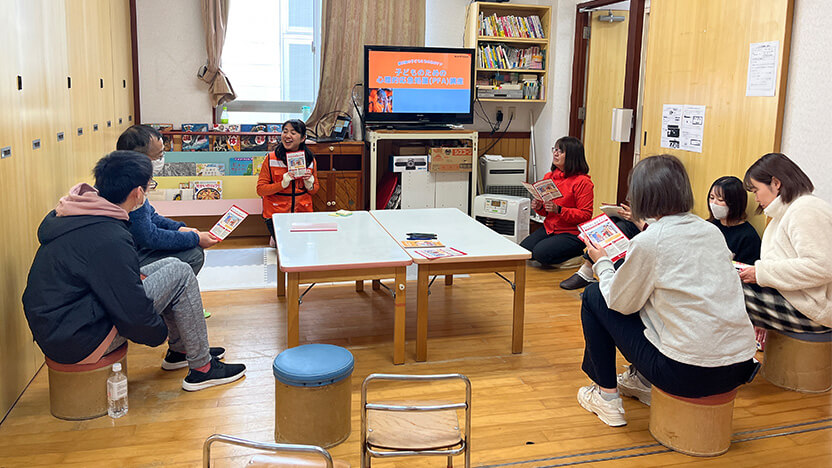 2/9実施PFA研修。講師を務めるWVJ中村夕貴スタッフ（中央）