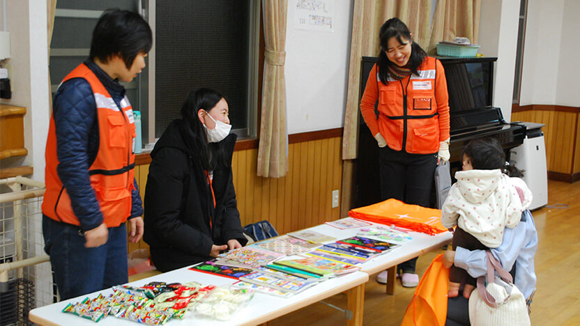 WVJが用意したプレゼントの文房具を選ぶ参加された親子