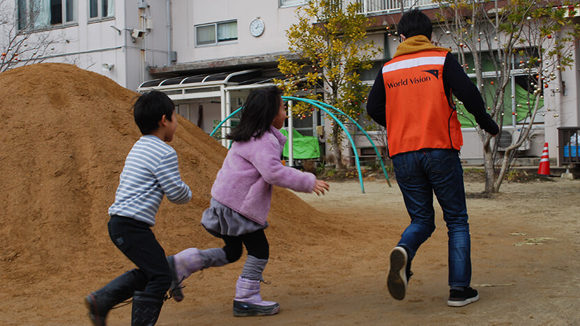 2/9研修開催中、WVJスタッフが園児の皆さんと外遊び