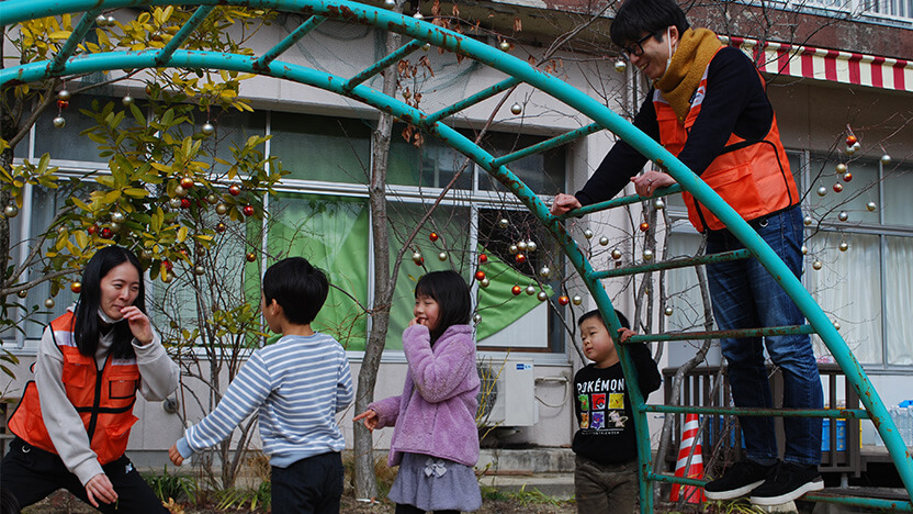 2/9研修開催中、WVJスタッフが園児の皆さんと外遊び