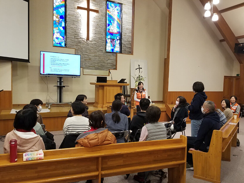 2/10実施PFA研修。講師を務めるWVJ中村夕貴スタッフ（中央）