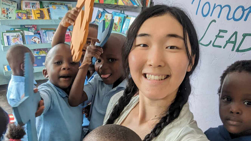 現在の小林汐樹さん、マラウイの教育ボランティア先で子どもたちと