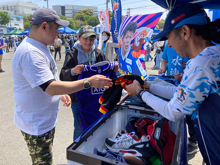 昨年実施したBlue Ties活動第1弾。スポーツウェアを寄付する来場者の方たち（写真提供：静岡ブルーレヴズ様）