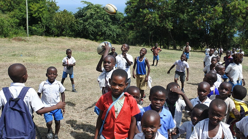 ラグビーを楽しむケニアの子どもたち