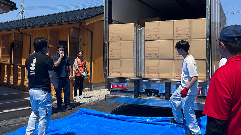 大きなトラックで届いた寝具セット