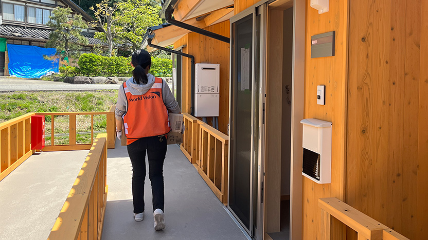 世帯の人数分、段ボールを仮設住宅に搬入