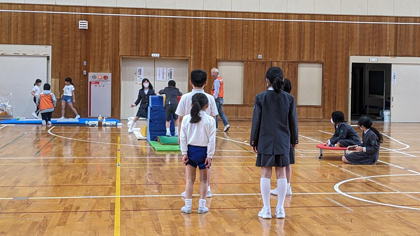 跳び箱が人気で順番待ちの列ができました