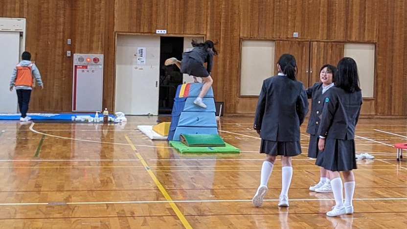 跳び箱にむかってジャンプ！