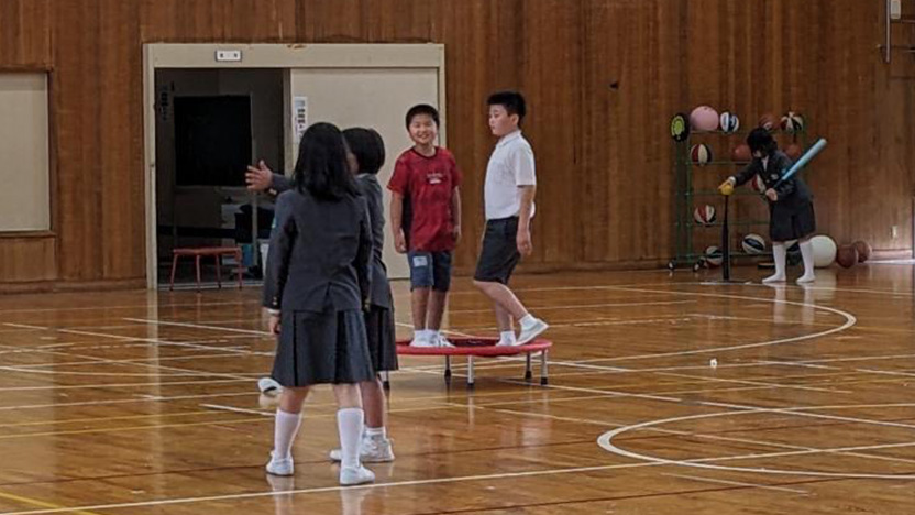 ミニトランポリンも男女とわず人気です