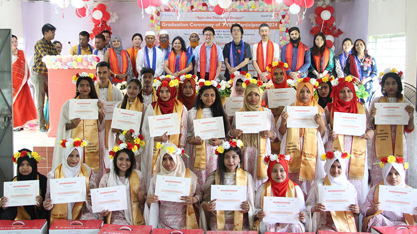 訓練を修了し電動ミシンの提供を受けた22人の修了生