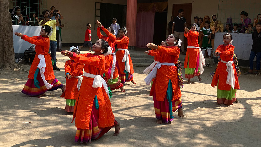 式典会場の小学校で歓迎の踊り