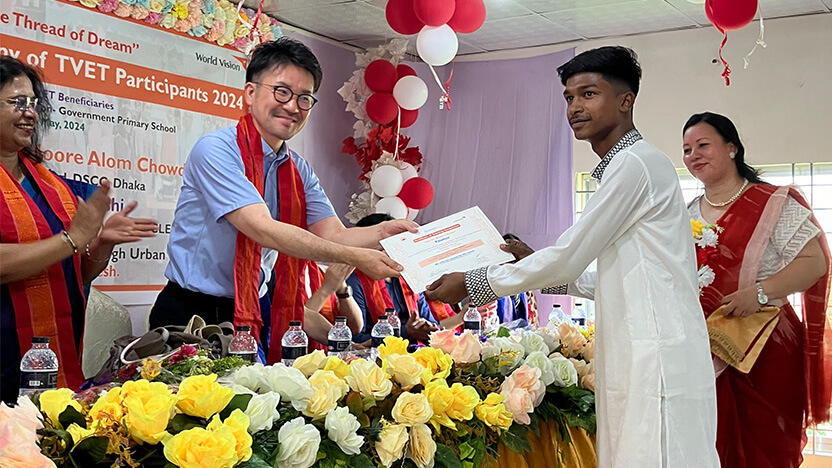 修了証書を受け取る修了生