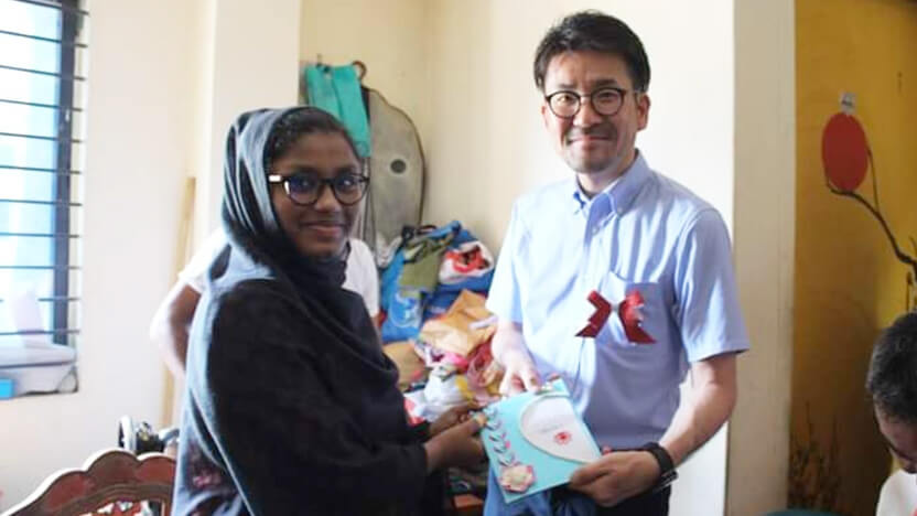 サビハちゃんから感謝カードを受け取る小林様