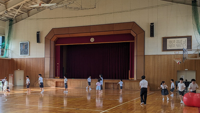 輪島市内小学校で実施した子どもたちが自由に過ごせる遊び場「みんなで遊ぼう！」の様子（6月26日）