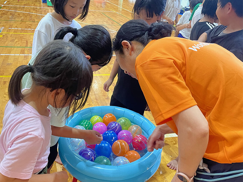 7月17日、18日に実施した「ヨーヨーすくい」の様子