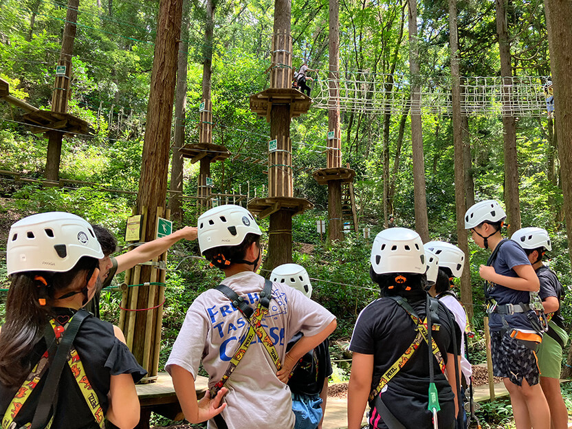 8月10日に実施した遠足で、アスレチックを楽しむ子どもたち