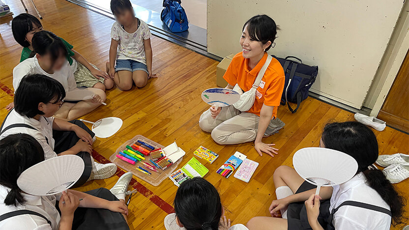 「マイうちわ作り」の様子