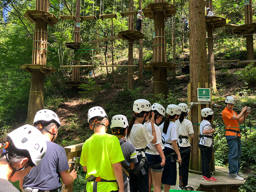 アスレチックを楽しむ子どもたち