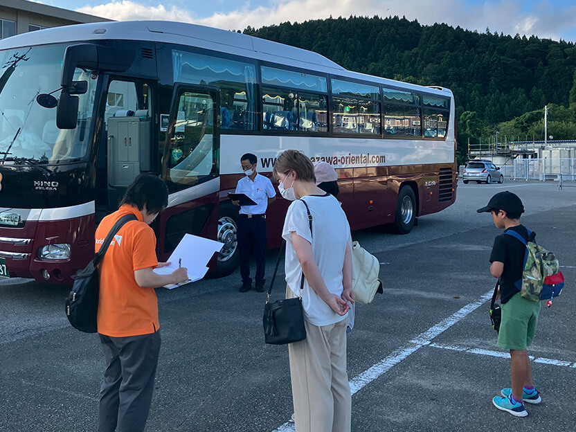 バスに乗って遠足に出かけました