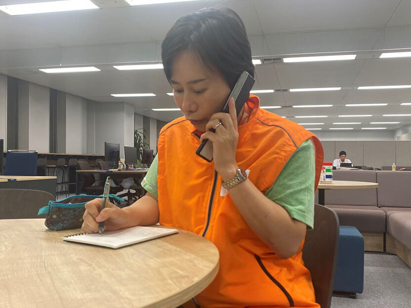 24日夜、石川県能登地方訪問に備えて、電話で情報集をするWVJ高橋スタッフ