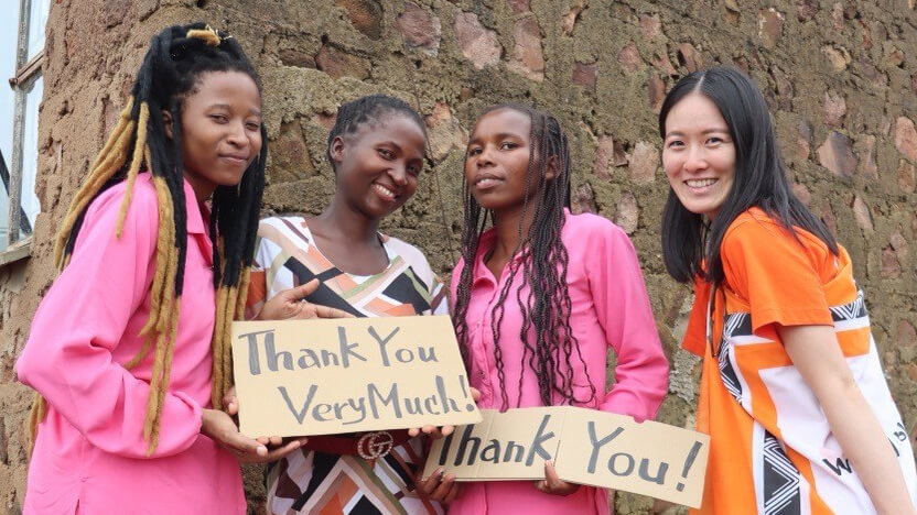 エスワティニの支援地域の女の子たちと筆者