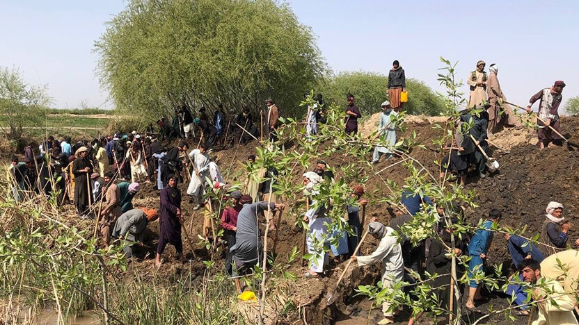 コミュニティの人たちと協力して行った水路整備の様子