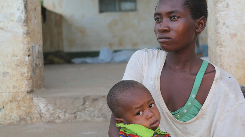 開発途上国で生活する親子