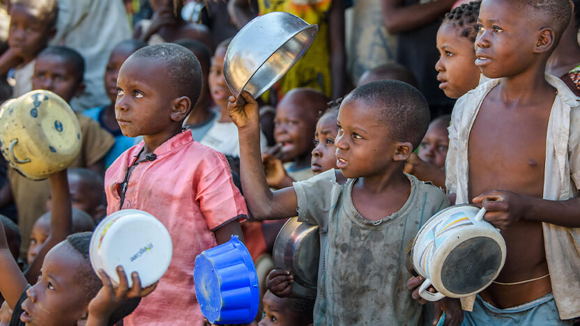 アフリカの貧困状態にある子どもたち