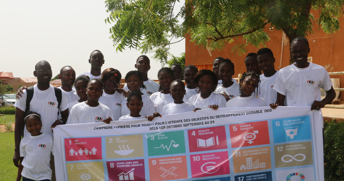 SDGs目標1「貧困をなくそう」とは？ | 現状や取り組みを解説