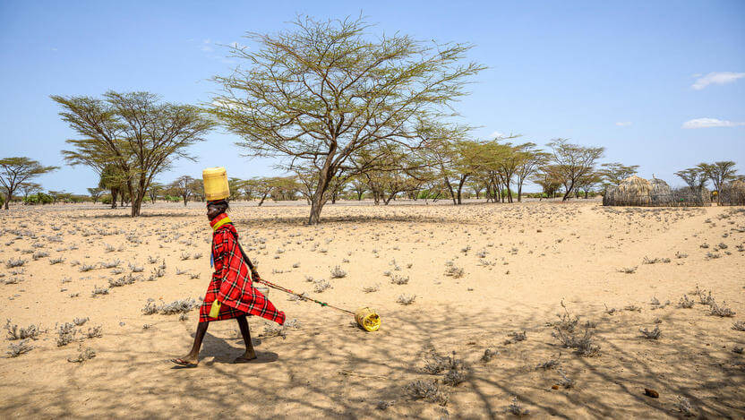 ケニアの干ばつ地域に暮らす少女