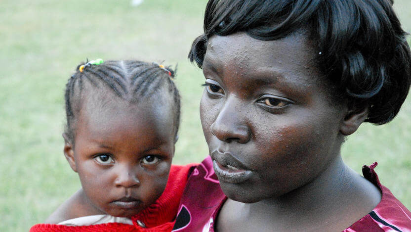 キベラスラムから逃れてきたナイロビの難民キャンプで暮らす親子