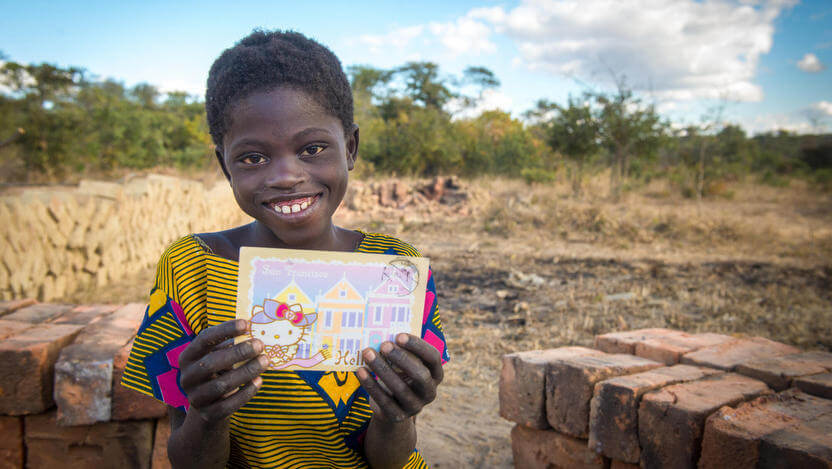 チャイルド・スポンサーから届いた手紙を受け取ったケニアの少女