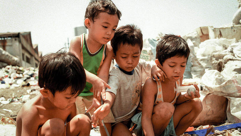 ゴミを拾い集めるフィリピンの子どもたち