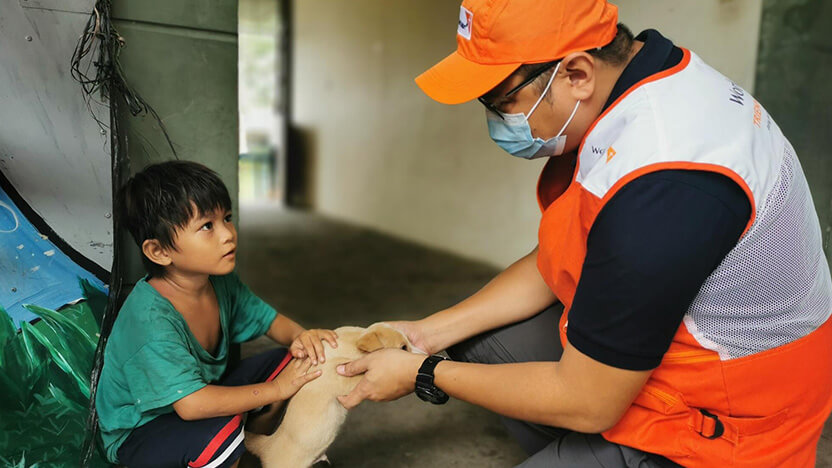 壊滅的な被害をもたらした台風が上陸したフィリピンで暮らす少年とワールド・ビジョンのスタッフ