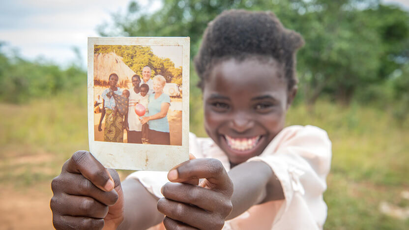 ザンビアに住むラブネスちゃんの宝物は、チャイルド・スポンサーの写真です