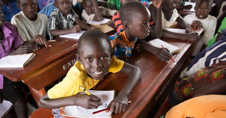 世界の識字率 最低は15% | 原因とワールド・ビジョンの取り組み