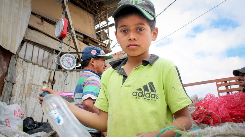 1日12時間働くコロンビアの男の子。 多くの子どもたちは低賃金の仕事に従事させられている