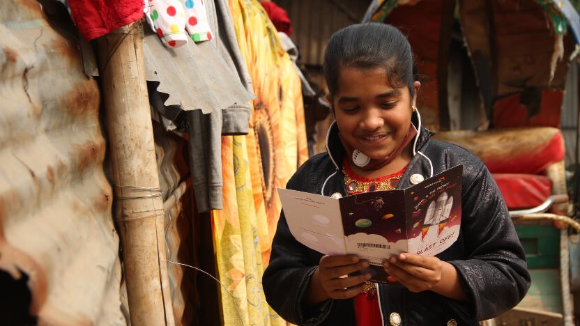 チャイルド・スポンサーから贈られてきたバースデーカードに喜ぶ女の子