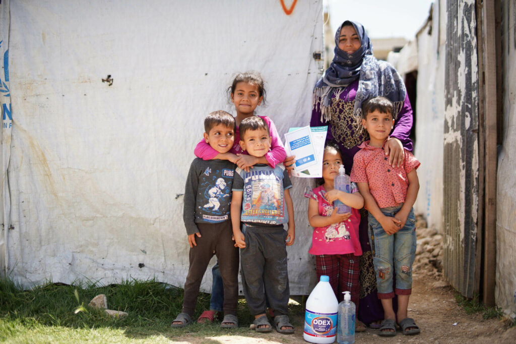 漂白剤をはじめとする衛生用品の支援を受けたシリア難民の人々