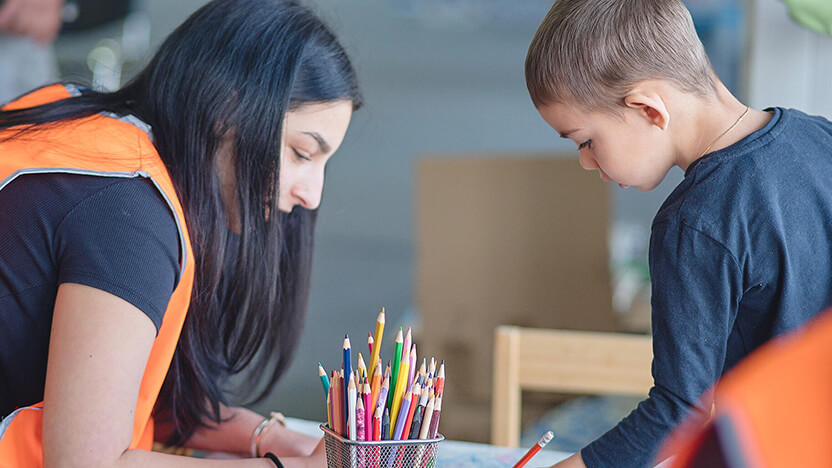 子どもたちに寄り添うボランティアスタッフ