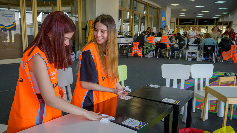 子どもたちが遊ぶスペースでボランティア活動を行っている様子