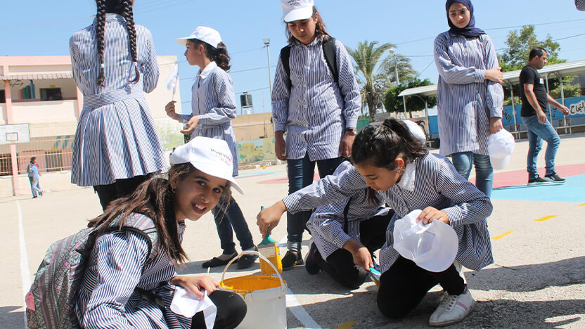 町の公共スペースや公園の清掃、安全に遊べるスペースの整備などを行う子どもたち