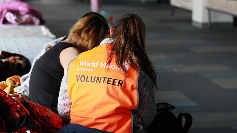 難民の人々に寄り添うボランティアスタッフ