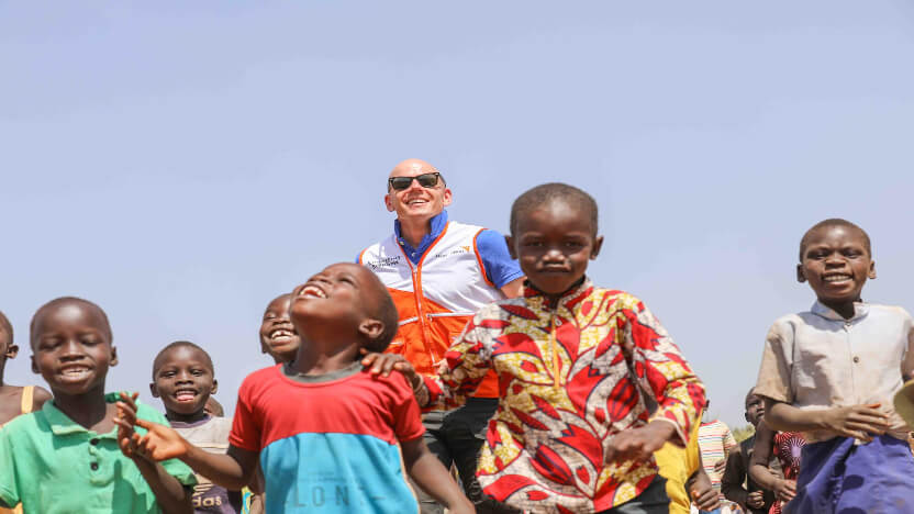 ウガンダで暮らす子どもたちとワールド・ビジョンのスタッフ