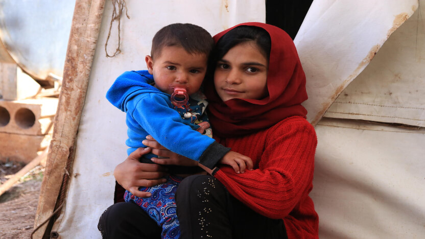 シリアの避難民キャンプに暮らすのアちゃんと妹のサマールちゃん(仮名)