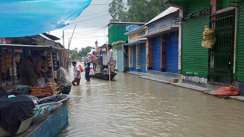 洪水で川のようになってしまった道路。雨期の間、何か月もこの状態が続くこともあります
