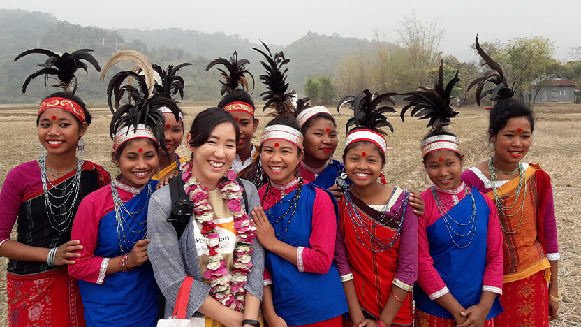 民族衣装を来たガロ族の子どもたちと小園スタッフ