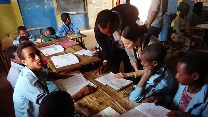 事業地の小学校の特別支援学級を訪問した木戸スタッフ